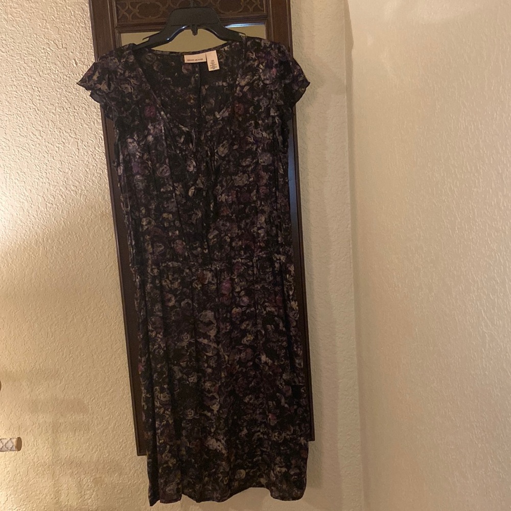 Below the knee dress with empire waist worn a hand full of times
